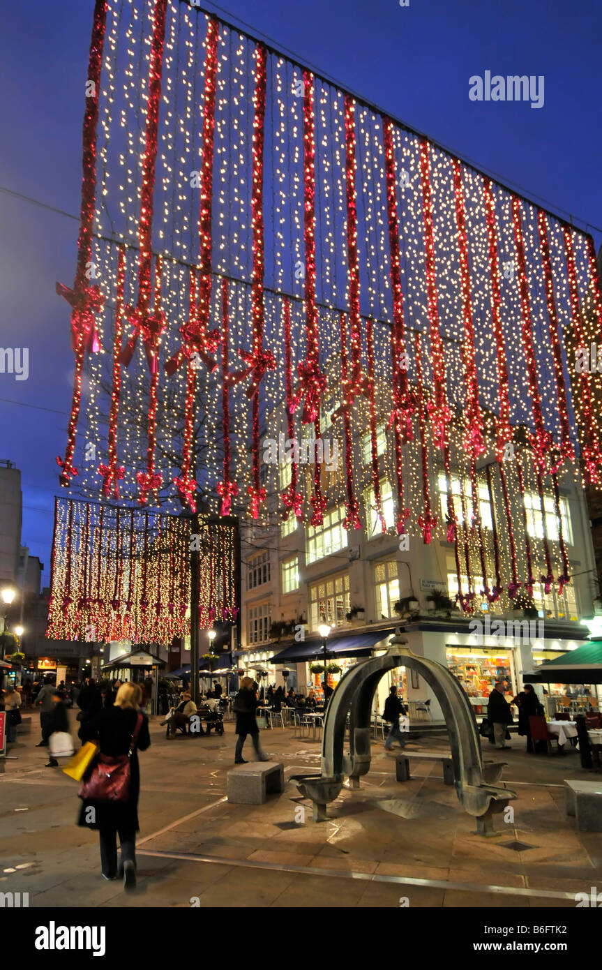 Le luci di Natale e decorazioni al crepuscolo in St Christophers posto uno shopping & mangiare fuori scena di strada off "Oxford Street' West End di Londra Inghilterra REGNO UNITO Foto Stock