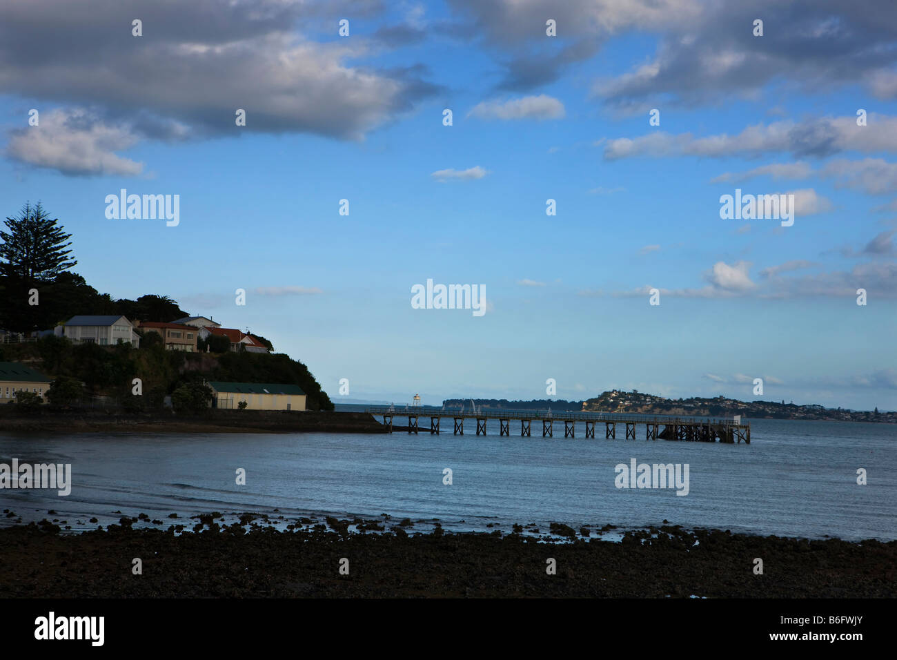 Un molo si estende fino a siluro / baia Waitemata Harbour, alla base della testa del Nord, Devonport, Auckland, Nuova Zelanda Foto Stock