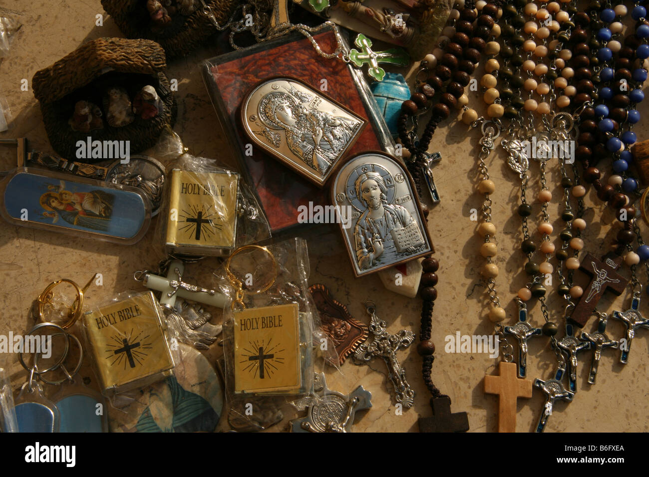 Religiosi souvenir in vendita sulla strada a quello del Cairo copto area cristiana. Foto Stock