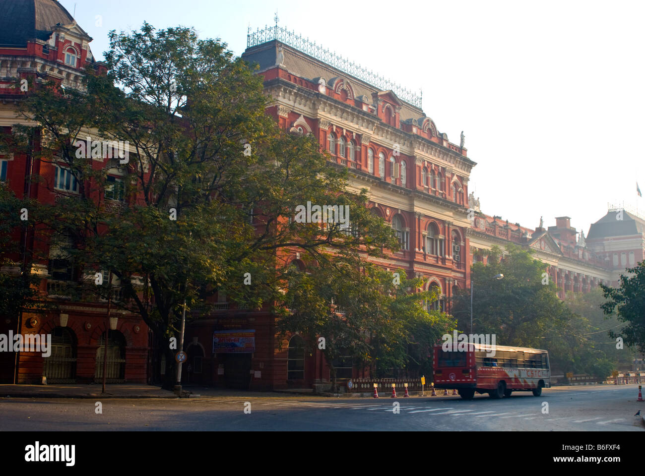 Scrittori' edificio, Dalhousie Square (BBD Bagh), Calcutta, India, in mattina presto. Foto Stock