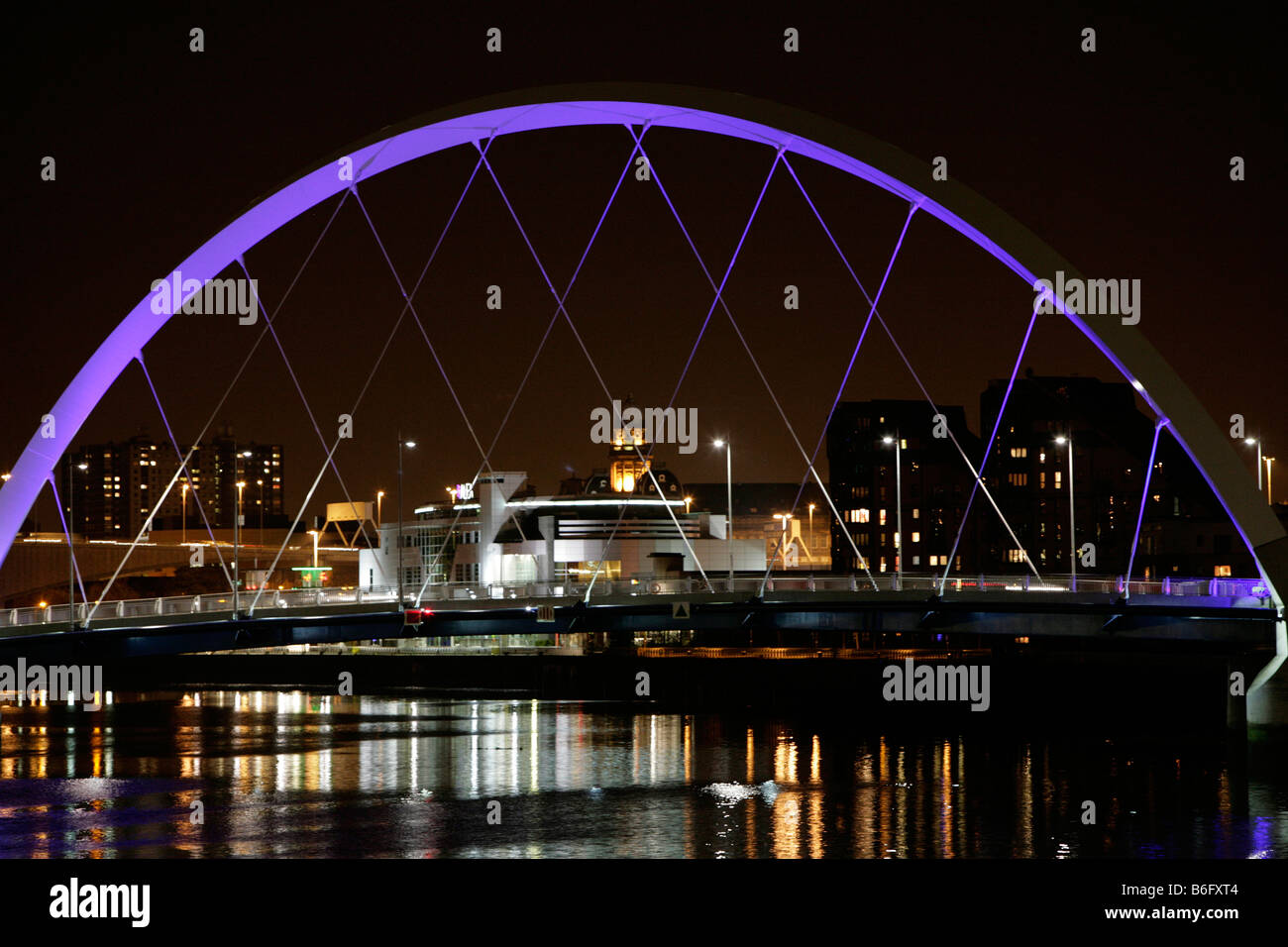 Il Finnieston ponte in Glasgow illuminato blu a Mark St Andrews giorno Foto Stock