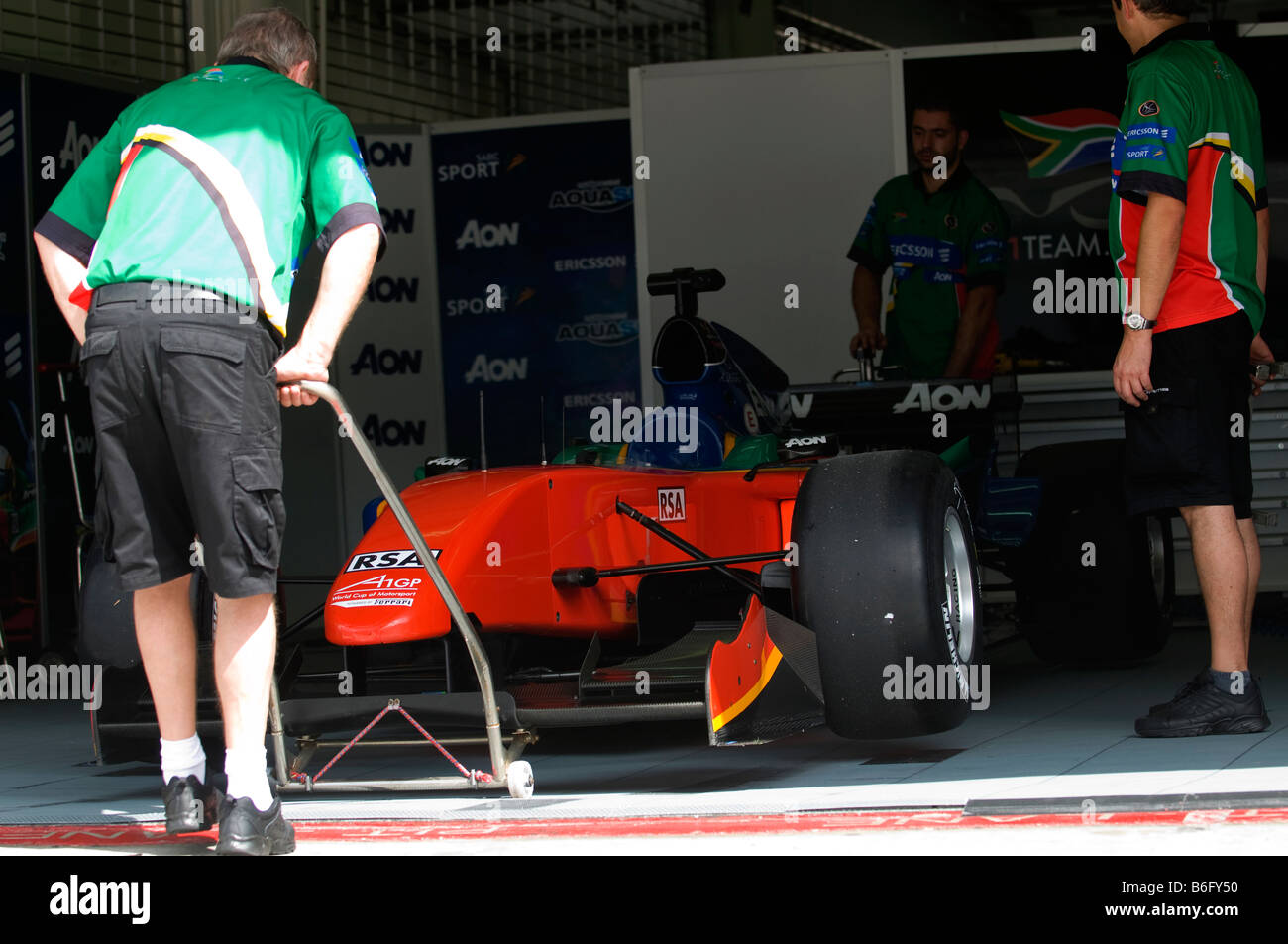 A1 Team Sud Africa pit equipaggi ispezionare un'auto A1GP Coppa del mondo del Motorsport della Malesia a Sepang Foto Stock