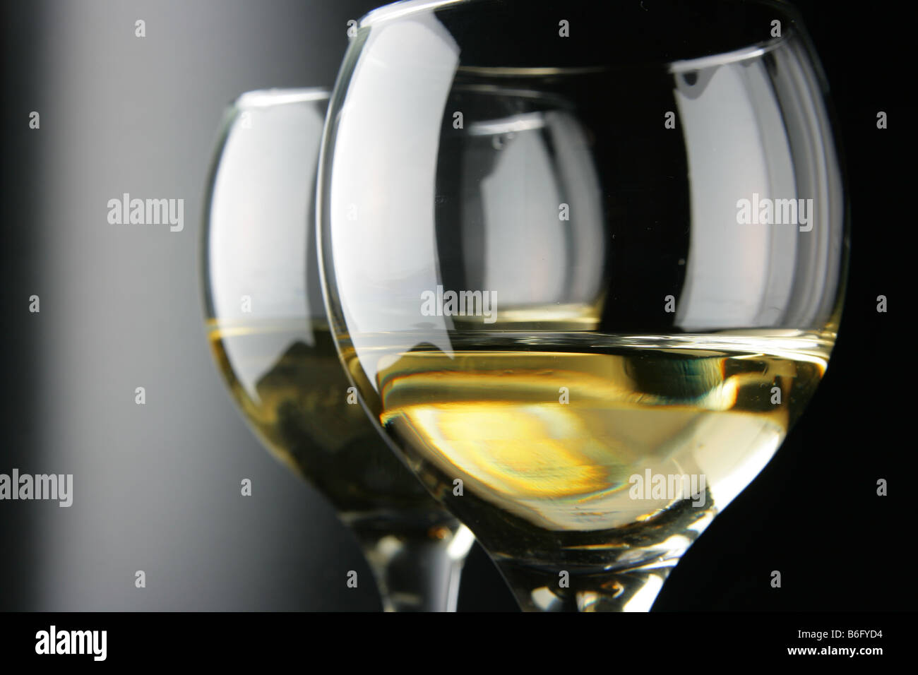 Paio di Occhiali con vino bianco su sfondo nero Foto Stock