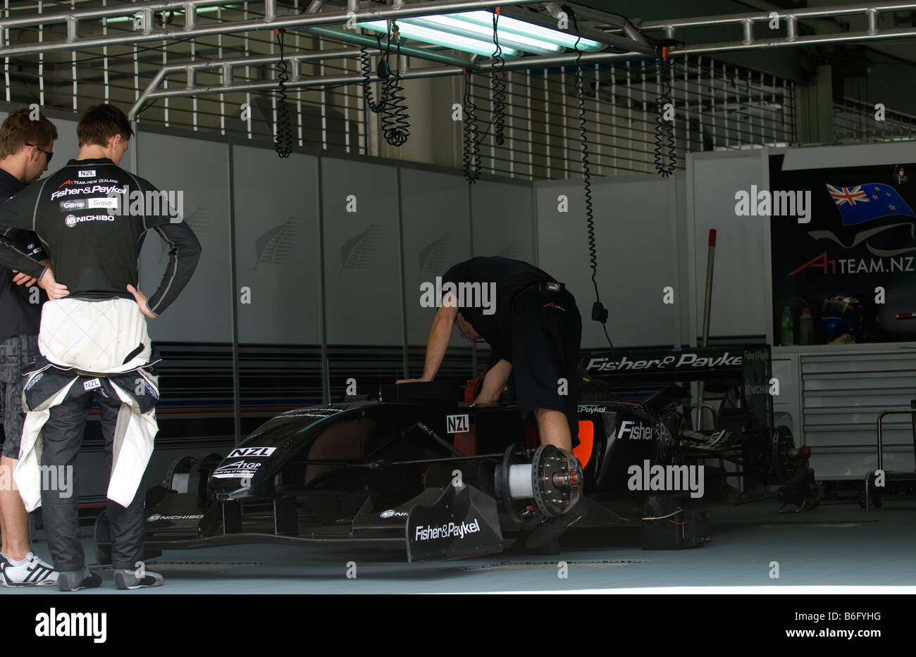 A1 Team New Zealand pit crew ispeziona un auto A1GP Coppa del mondo del Motorsport della Malesia a Sepang Foto Stock