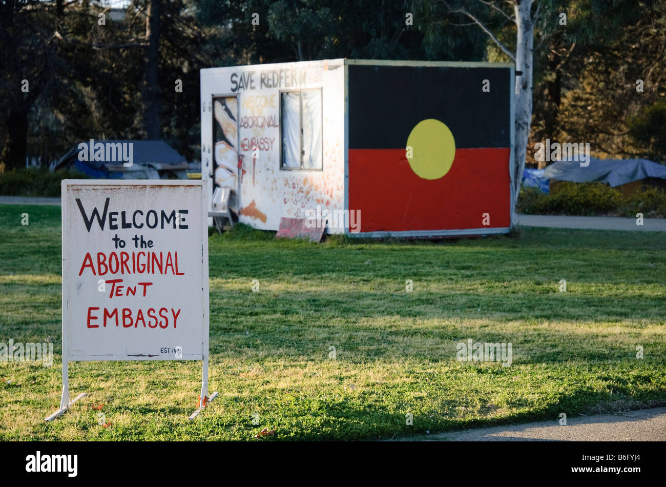 Ufficio della tenda aborigena ambasciata, Canberra, Australia, sui prati della vecchia Casa del Parlamento, con un segno di benvenuto. Australian protesta; polemiche Foto Stock