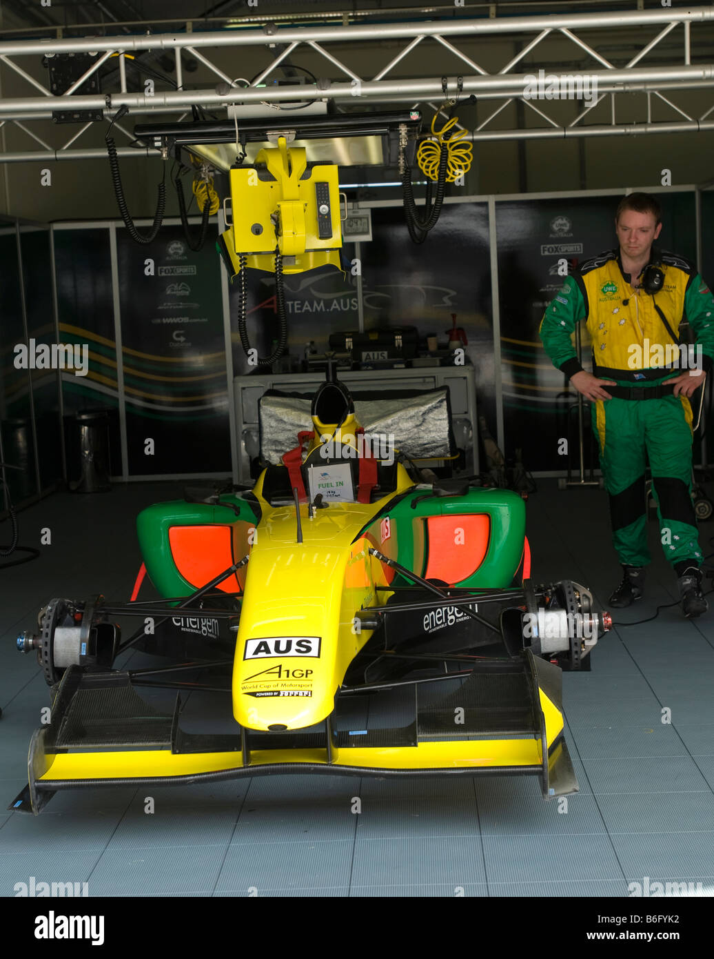 A1 Team Australia pit crew ispezionare un'auto A1GP Coppa del mondo del Motorsport della Malesia a Sepang Foto Stock