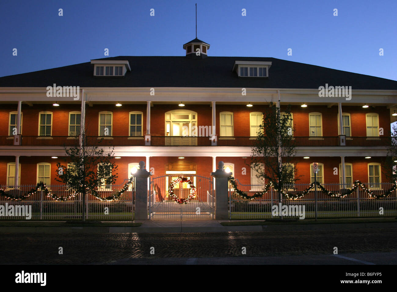 Le decorazioni di Natale intorno a un business con gating in Fort Worth Texas Foto Stock