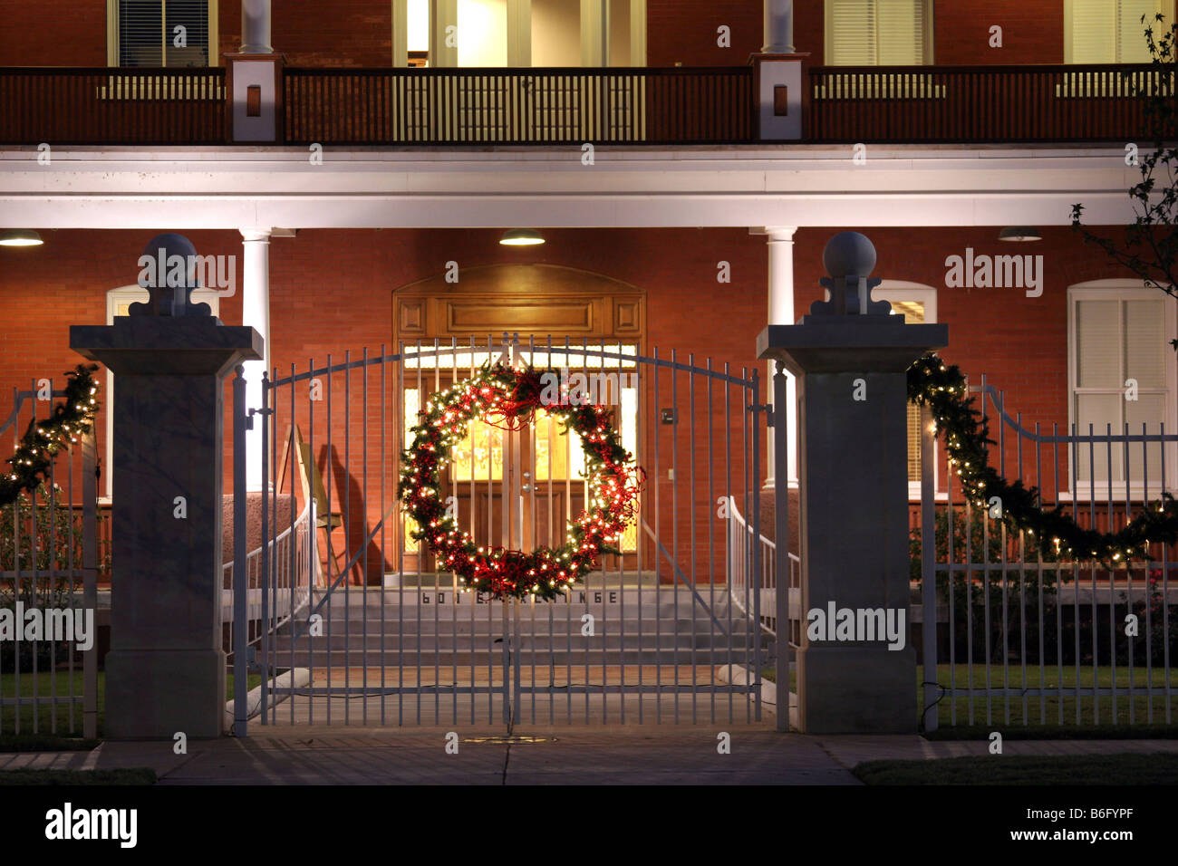 Le decorazioni di Natale sul cancello di un edificio in Texas Foto Stock