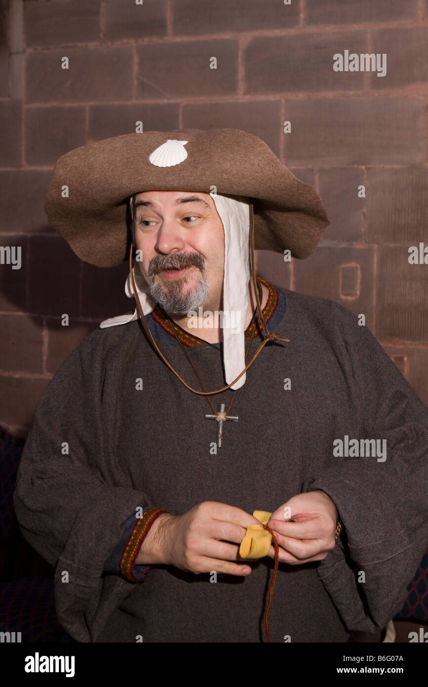 Regno Unito Cheshire Chester Cathedral a Natale Jonas macis religiosa medievale reliquia venditore Foto Stock