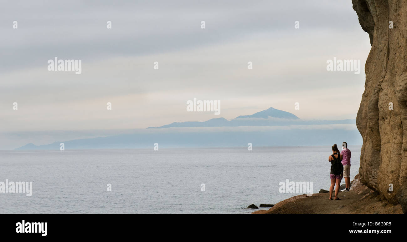 Vista verso Tenerife da scogliere di Mogan Gran Canaria Isole Canarie Spagna Foto Stock