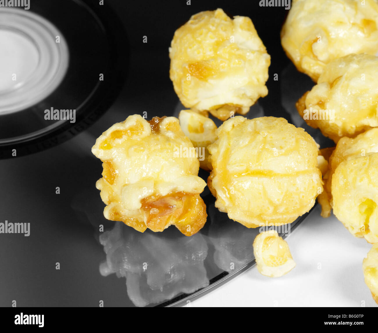 Il Popcorn su un DVD. Foto Stock