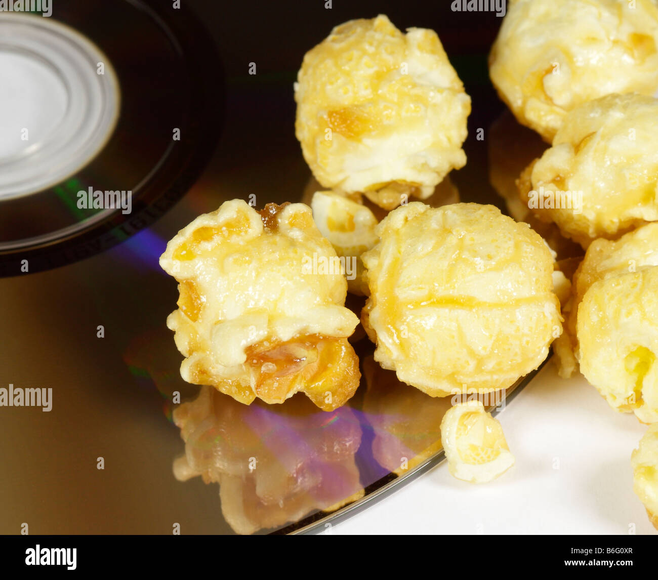 Il Popcorn su un DVD. Foto Stock