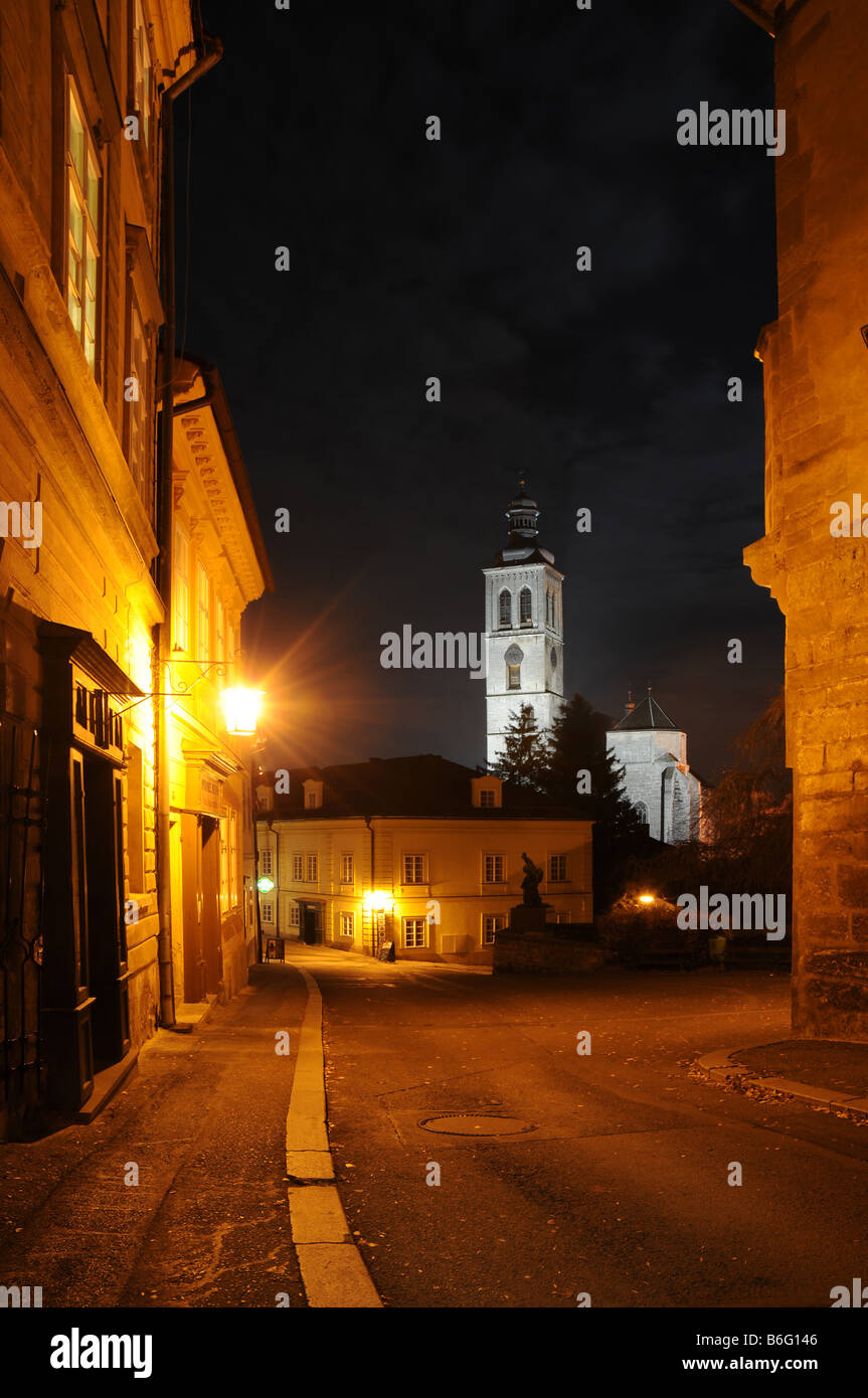 Barborská street a Kutná Hora, Repubblica Ceca. Vista notturna illuminata con st. James Church in background. Foto Stock