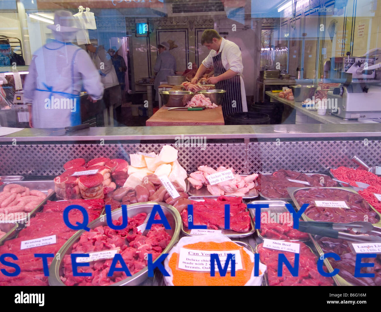 Macellerie vetrina in redcar cleveland con macellaio a lavorare all'interno di un impresa stabilita nel 1796. Foto Stock