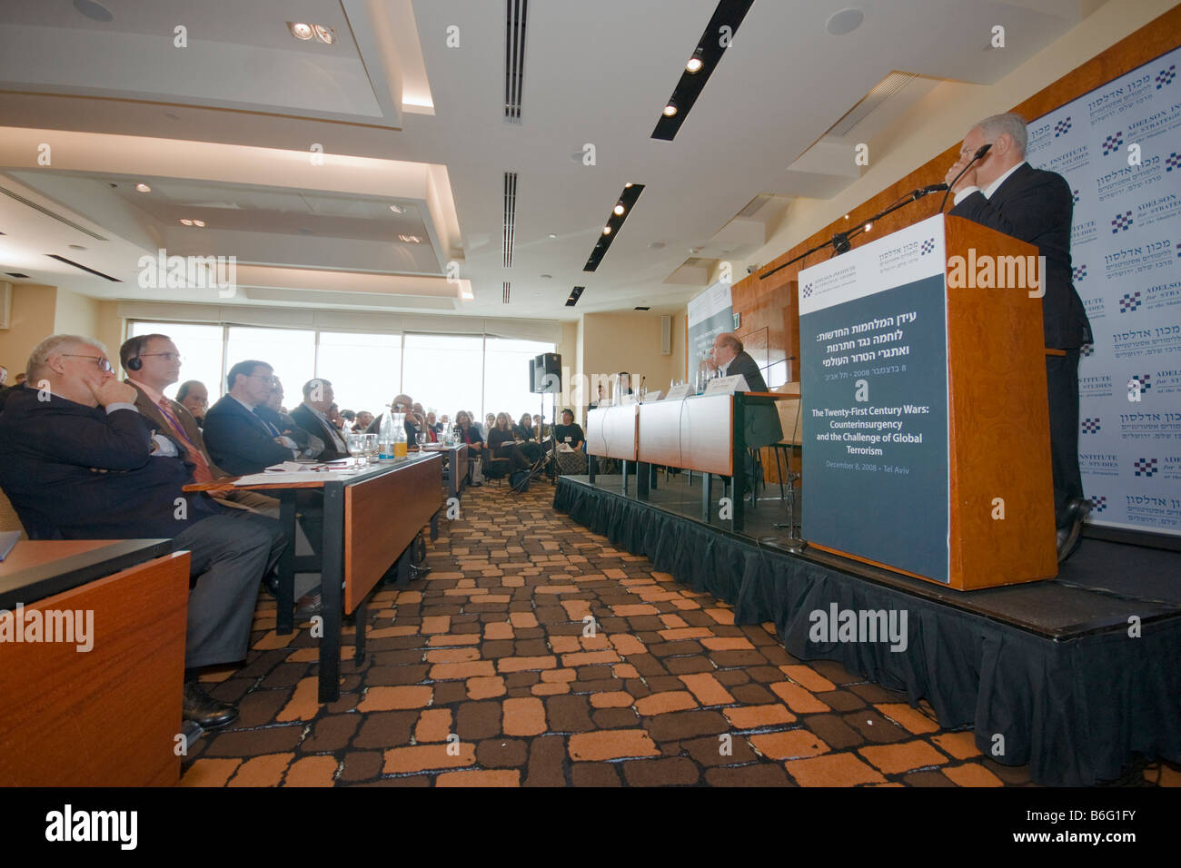 Rinomato stratega prof. Edward Luttwak (estrema sinistra) ascolta ex PM israeliano Binyamin Netanyahu conferenza sul terrorismo globale. Foto Stock