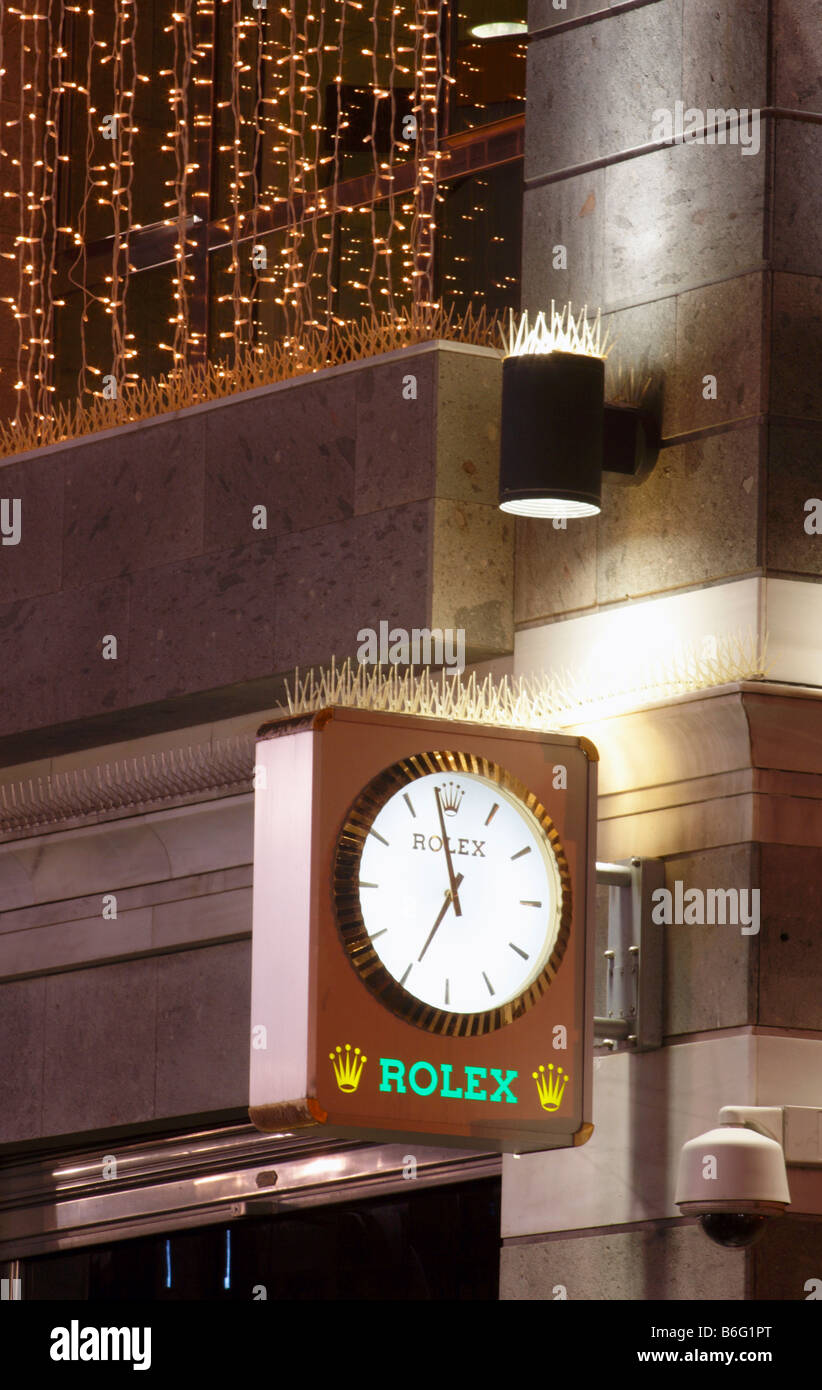Orologio Rolex fuori gioiellerie decorate con luci di Natale. Foto Stock