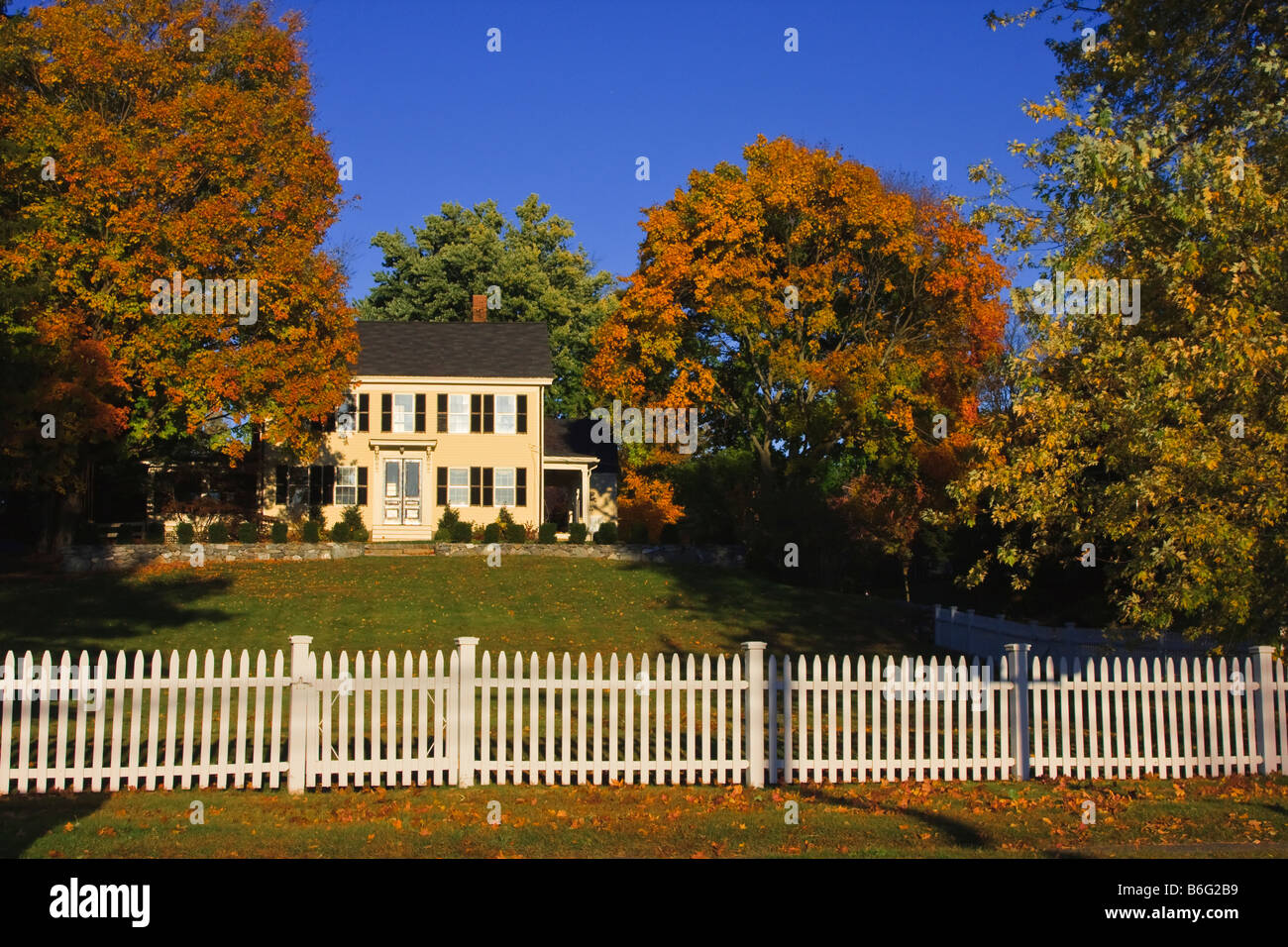 La Nuova Inghilterra casa coloniale in autunno Newbury, Massachusetts Foto Stock