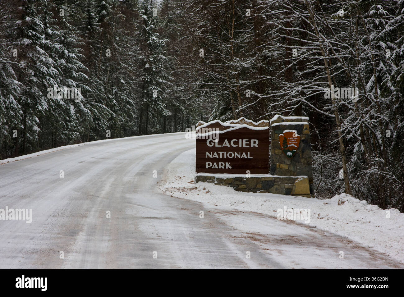 Parco nazionale di servizio segno di entrata al Parco Nazionale di Glacier, Northwestern Montana Foto Stock