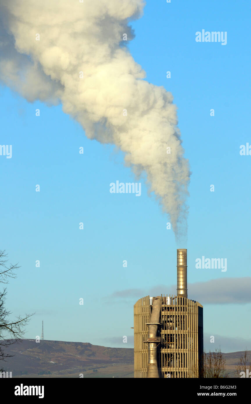 Emissione di fumo da una fabbrica di cemento camino a Clitheroe, Inghilterra Foto Stock