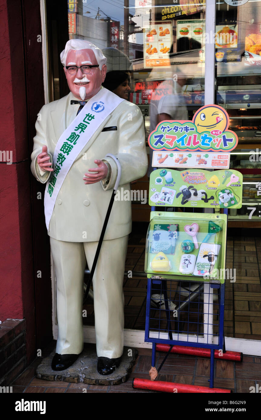 Il colonnello Saunders modello figura al di fuori del Kentucky Fried Chicken shop, Nara, Giappone Foto Stock