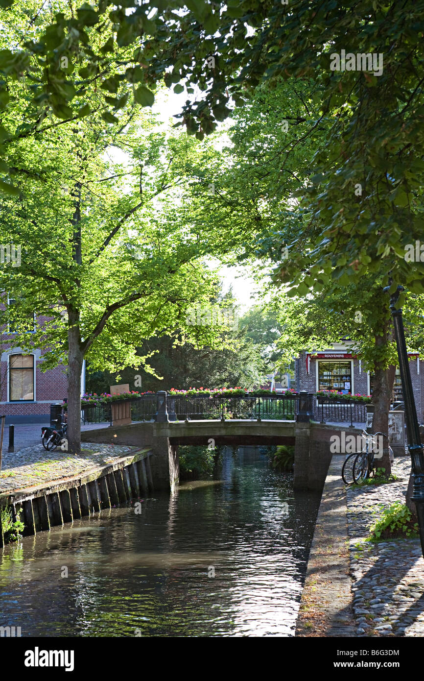 Ponte sul canale nel centro storico di Edam Paesi Bassi Foto Stock