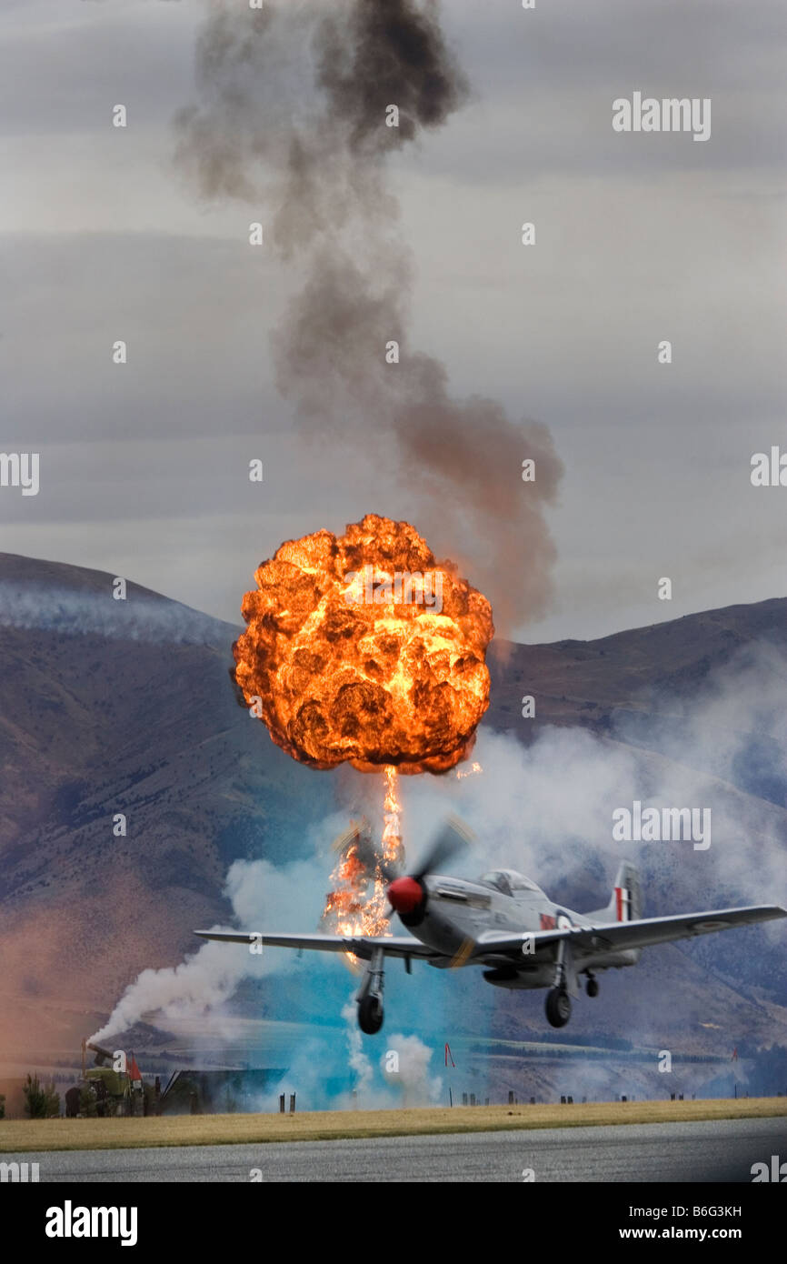 Esplosioni controllate e P 51 Mustang da combattimento aereo Warbirds Over Wanaka Otago Isola del Sud della Nuova Zelanda Foto Stock