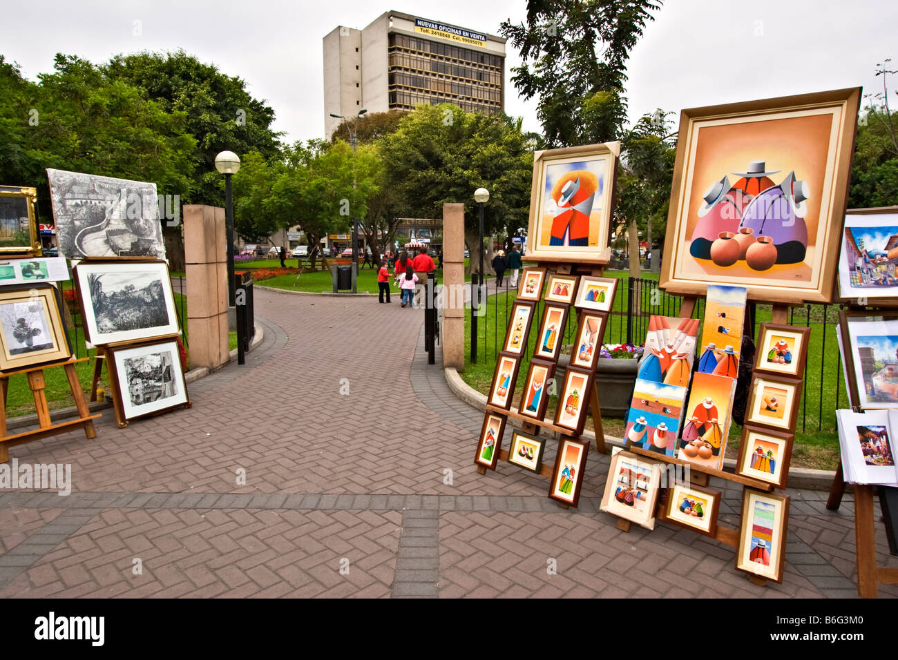Display peruviano di dipinti di artisti locali di fronte alla piazza principale di Miraflores Lima, Perù Foto Stock