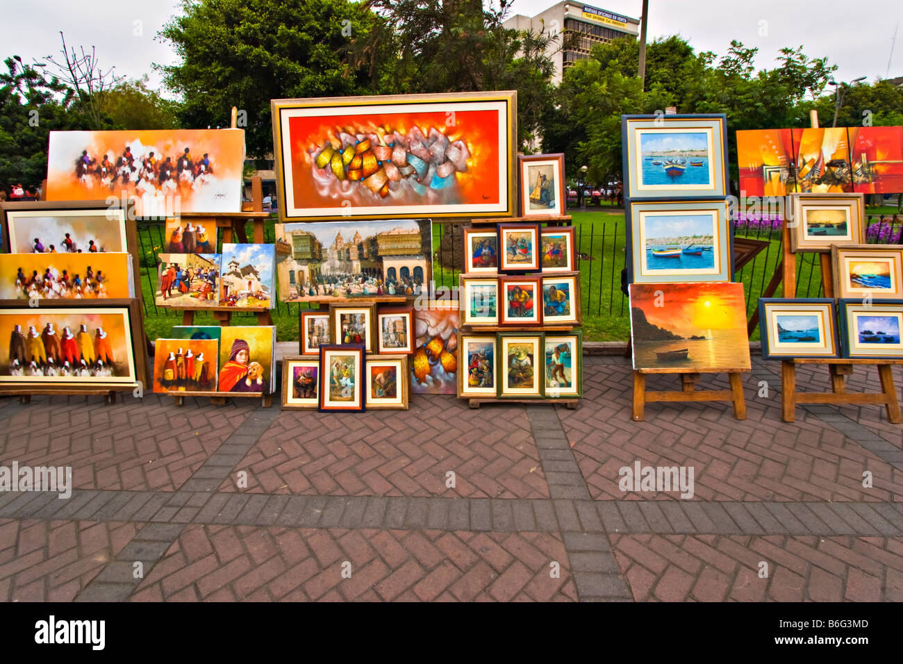 Display peruviano di dipinti di artisti locali su una strada di Lima, Perù Foto Stock