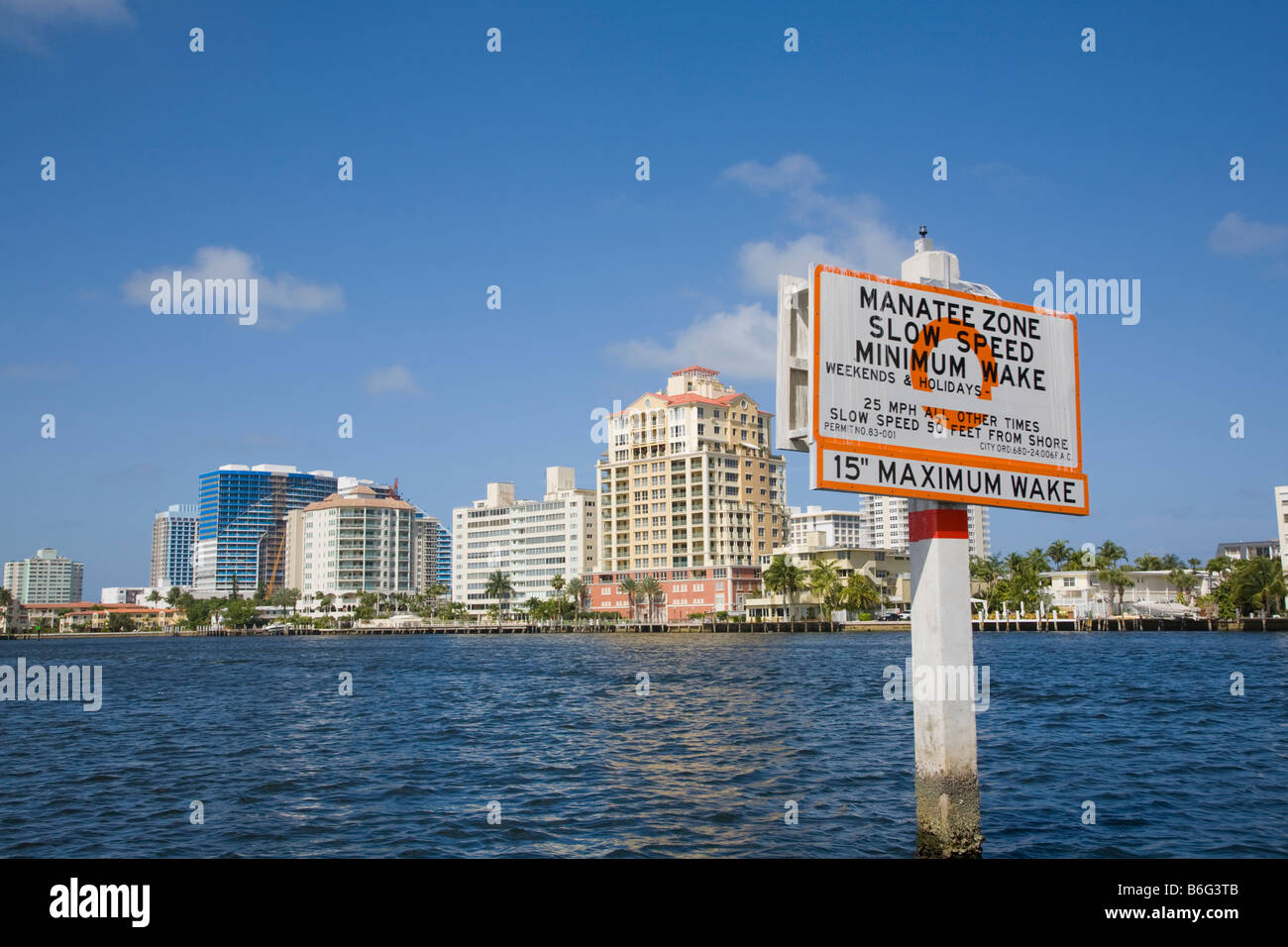 Zona Manatee segno di avvertimento in Atlantico Intracoastal Waterway a Fort Lauderdale Florida Foto Stock
