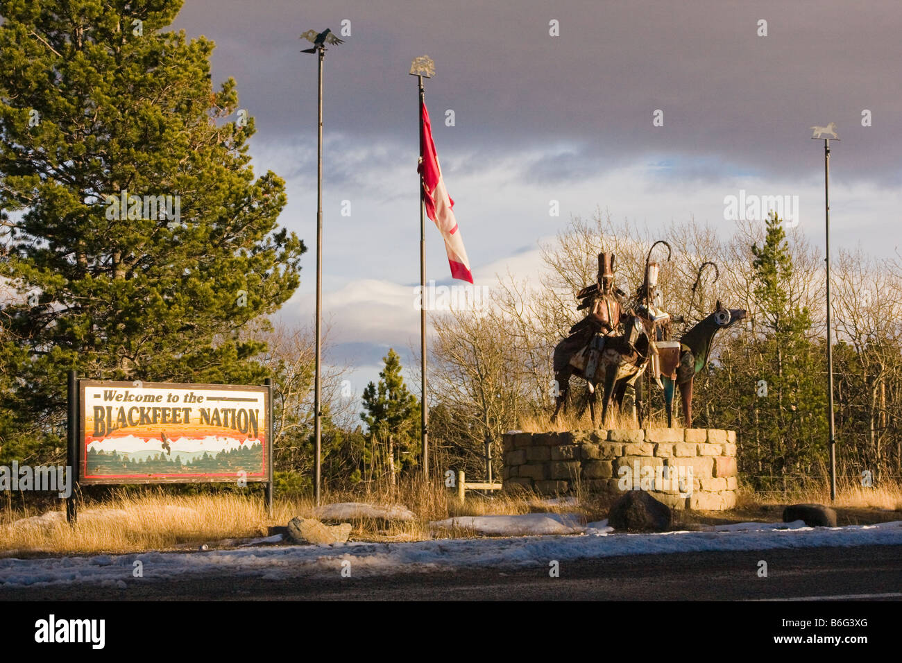 Memorial e segno di benvenuto a Blackfeet Nation, East Glacier Park Montana Foto Stock