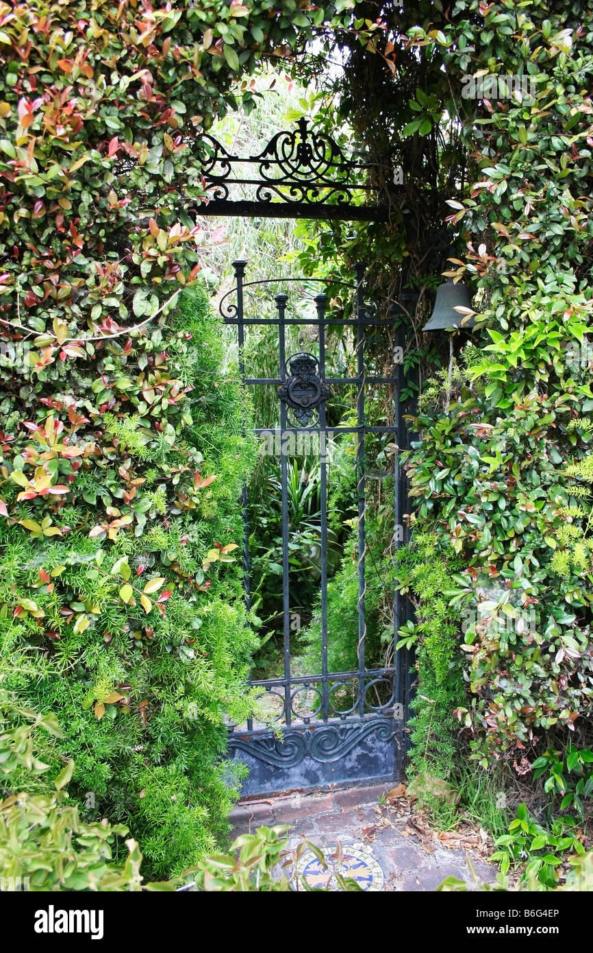 Gate in un piccolo molto privato "secret" garden Foto Stock