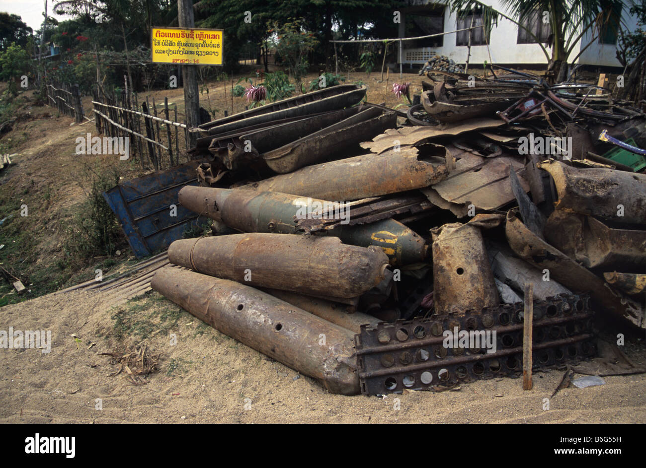 Rottami di metallo cantiere con noi Guerra del Vietnam-ser rottami di guerra, cluster bomb di carcasse e di missili, Phonsavan, Laos Foto Stock