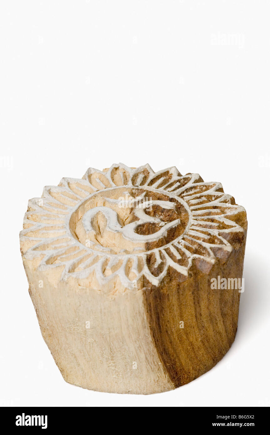 Om simbolo inciso su legno Foto Stock
