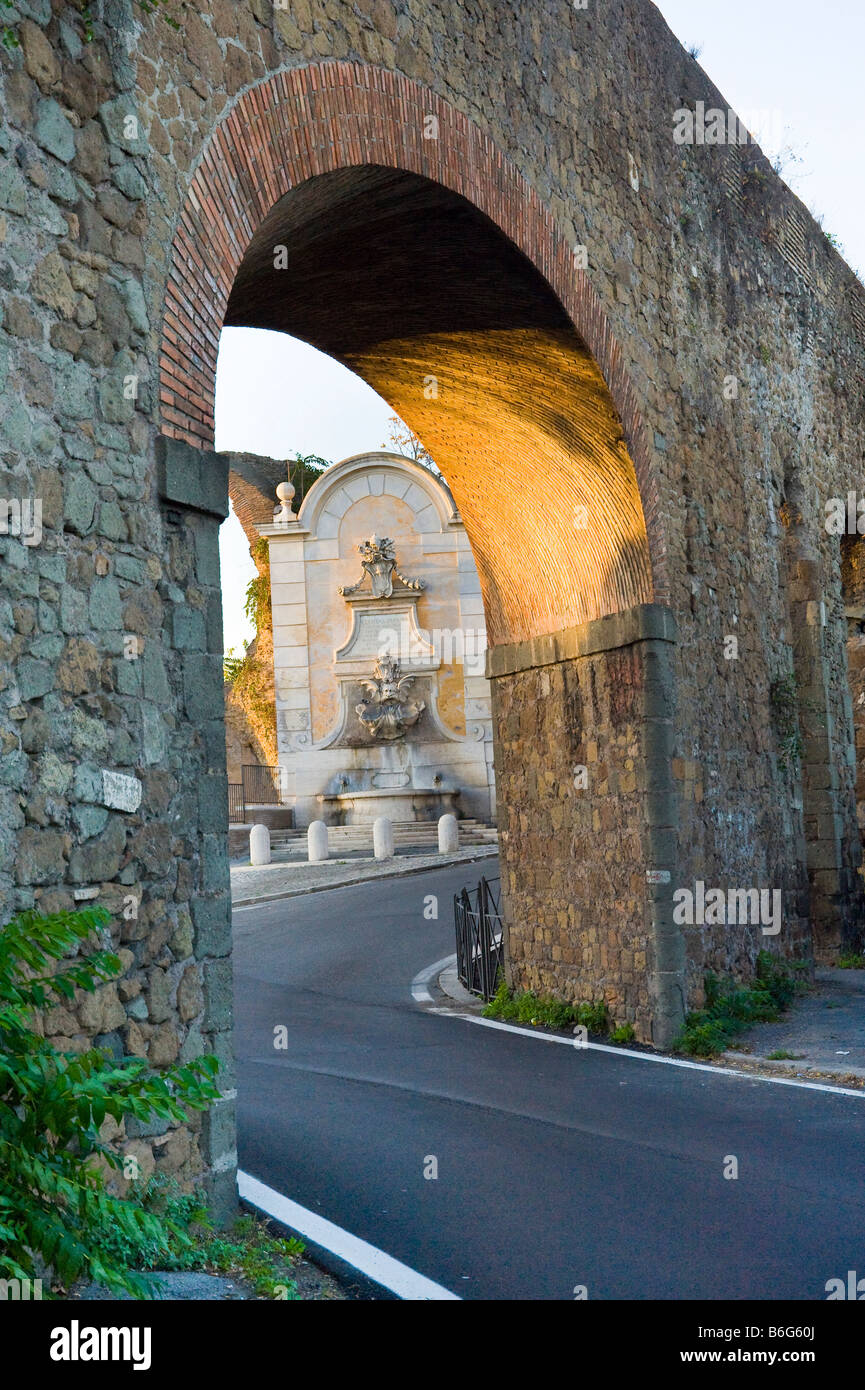 Romana antica fontana di acqua visto attraverso l'Acqua Felice acquedotto romano. Via del Mandrione, Roma, Italia. Foto Stock