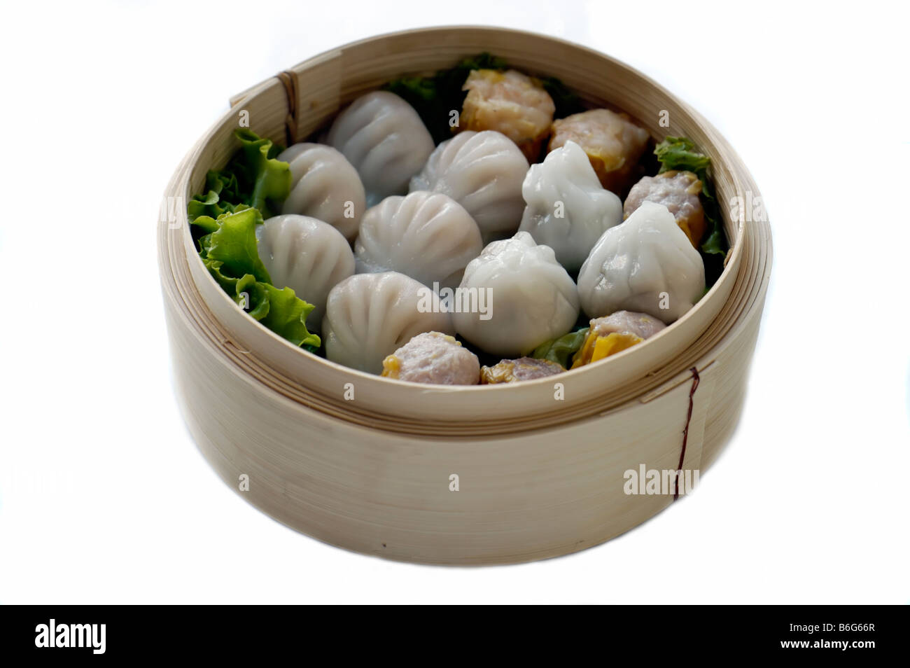 Gnocchi Cinesi del cibo in Bamboo Steamer, ristoranti Cinesi isolati 'White background', cena cinese Foto Stock