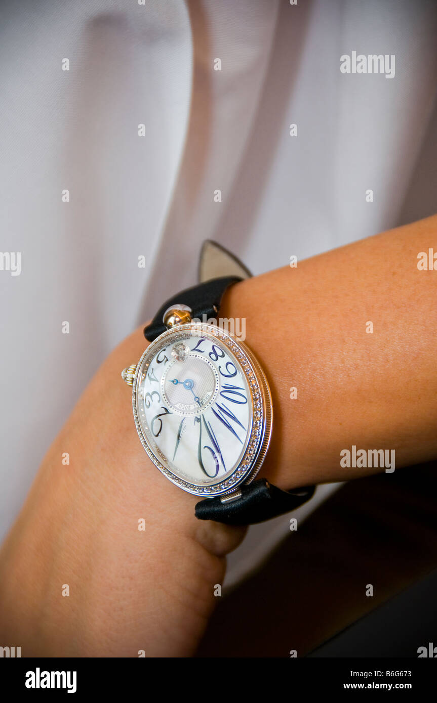 Donna che indossa un orologio svizzero Breguet, primo piano. Foto Stock