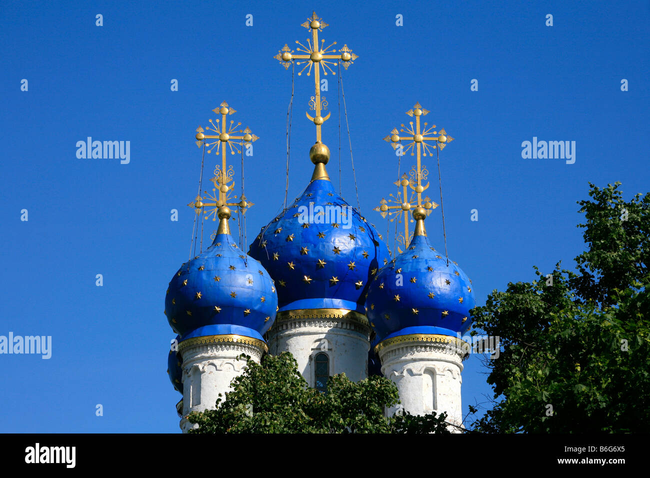Blue cupole a cipolla del XVII secolo della Madre di Dio di Kazan Chiesa a Kolomenskoe a Mosca, Russia Foto Stock