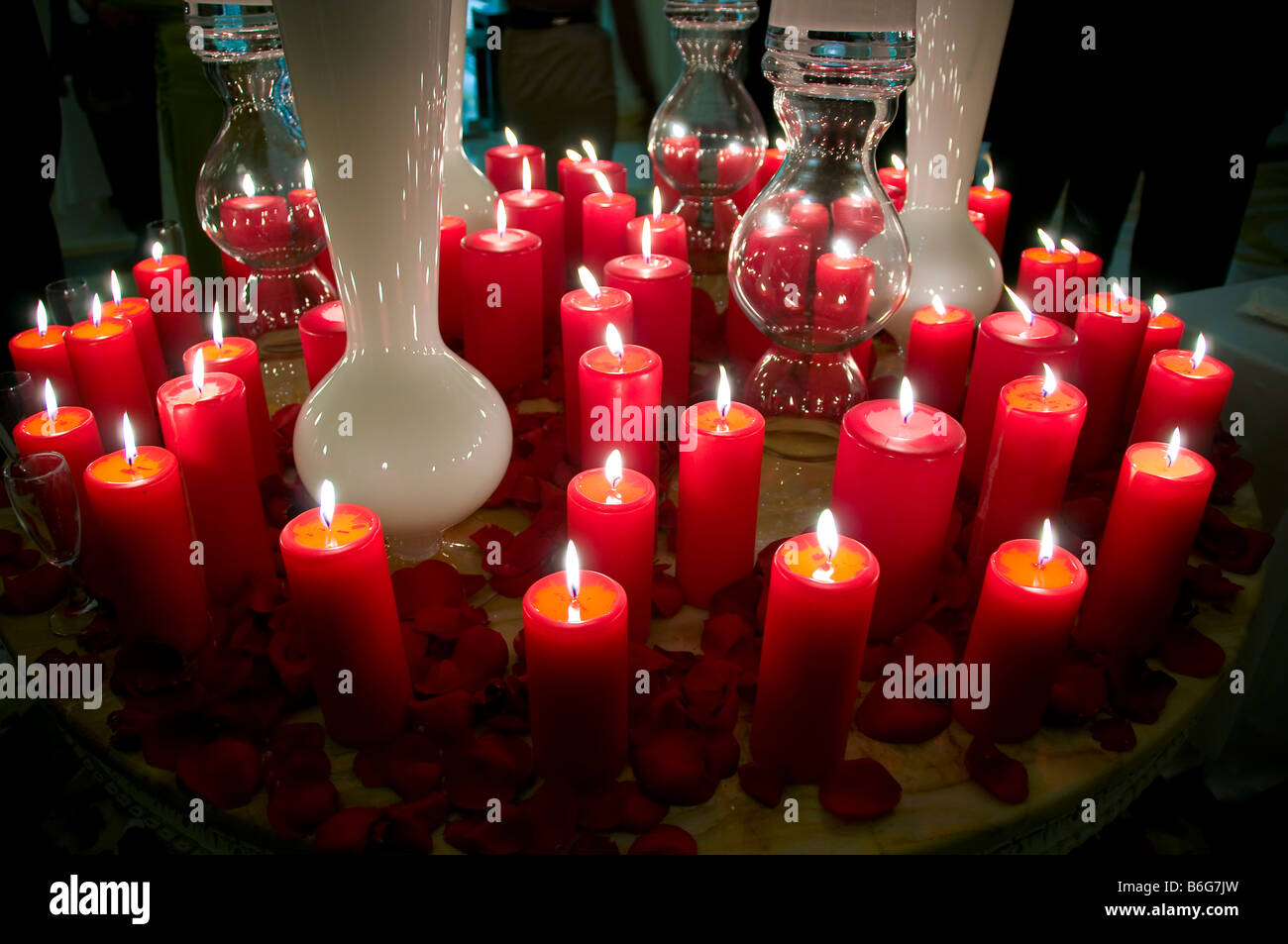 Rosso acceso candele sul tavolo. Foto Stock