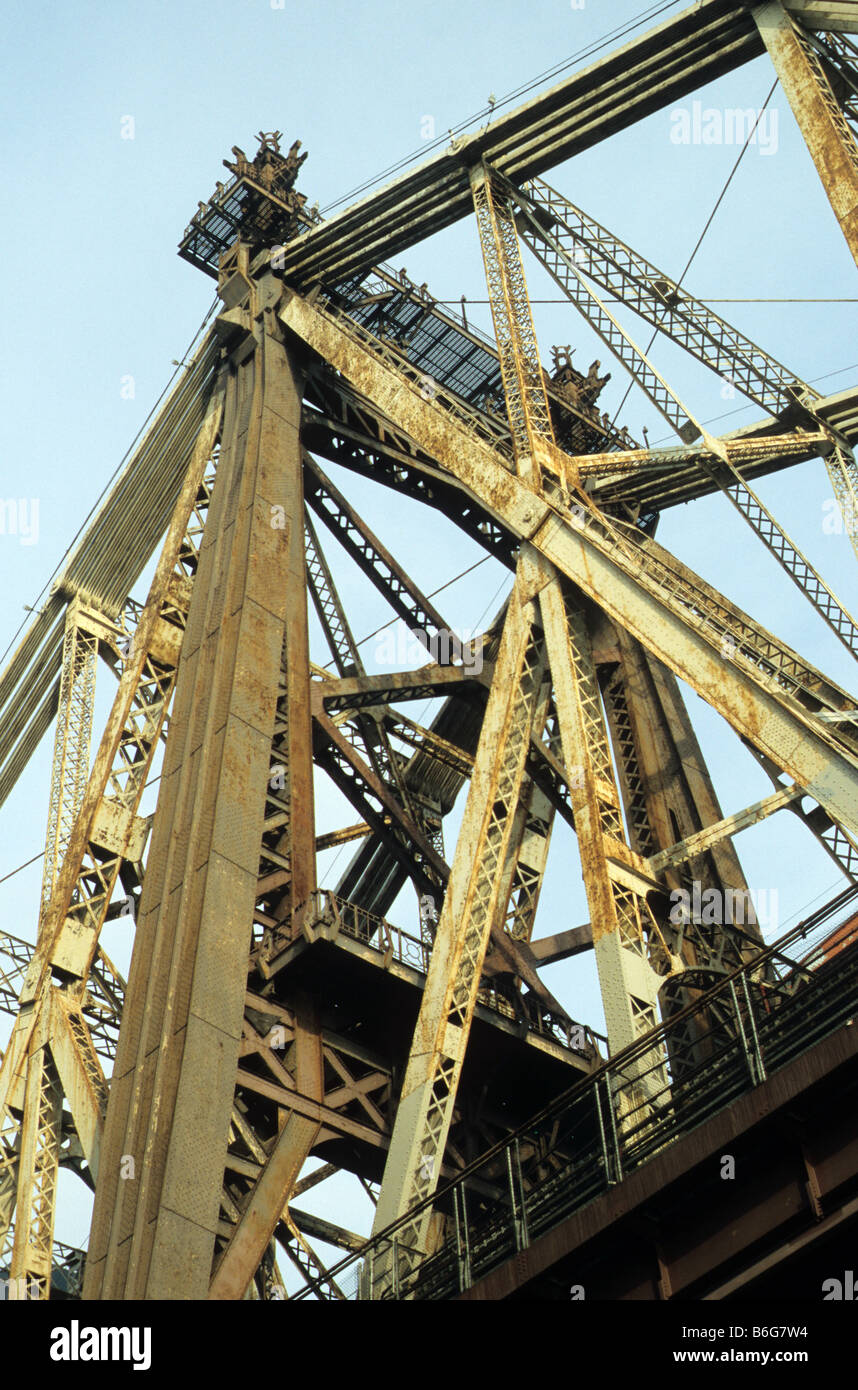 New York, Ponte Queensborough, che collegano Manhattan al Queens oltre l'East River, dettaglio della torre. Foto Stock