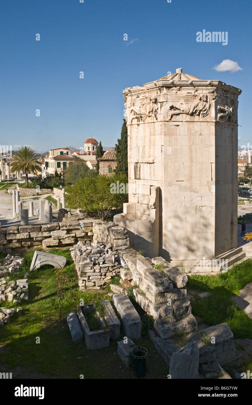 Vista attraverso il foro romano con la torre dei venti in primo piano nel quartiere di Plaka di Atene in Grecia Foto Stock