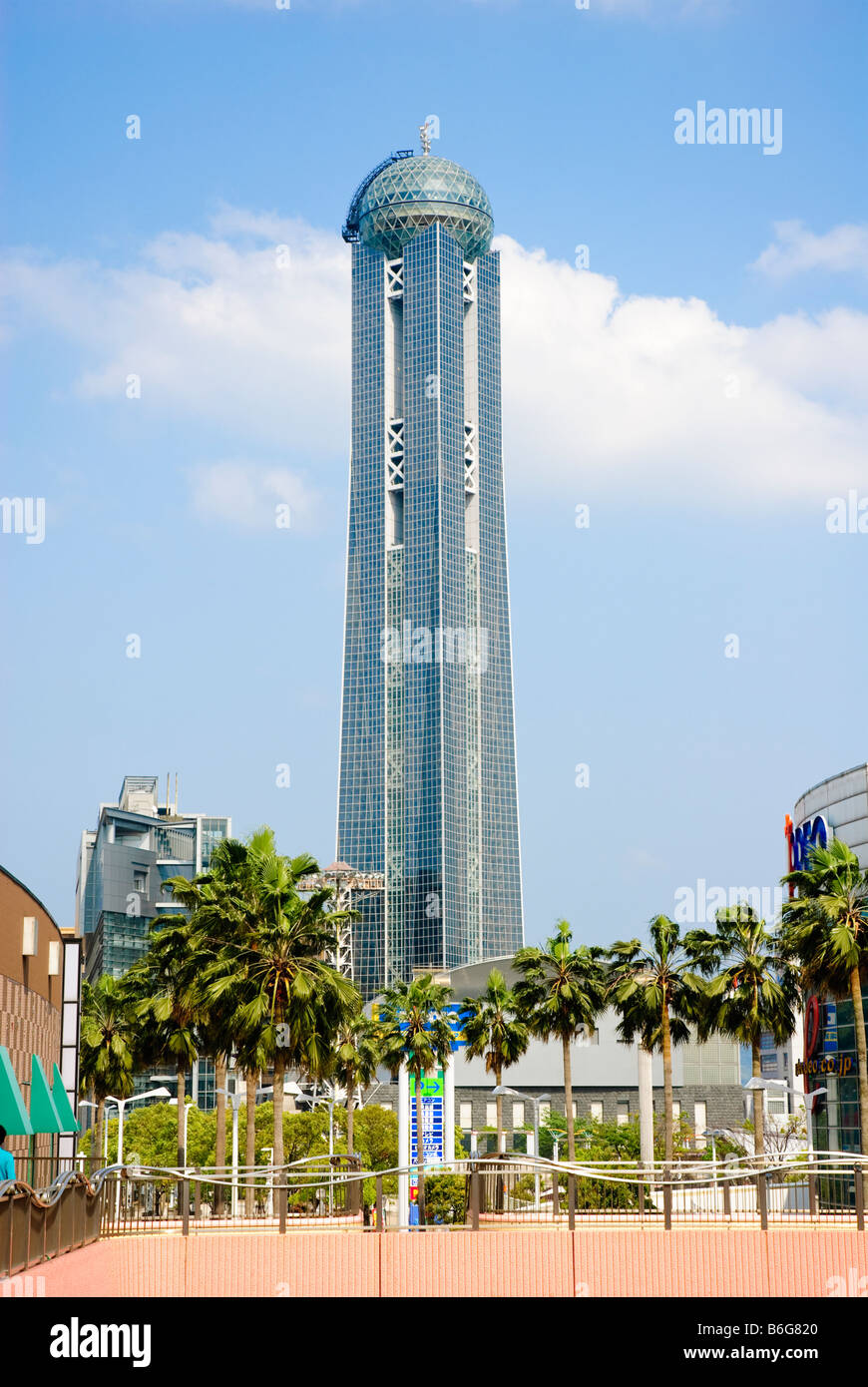 Yume Kaikyo Tower, parte del Kaikyo Messe Shimonoseki complessa, Shimonoseki, Giappone. La torre è il più alto del Giappone occidentale. Foto Stock