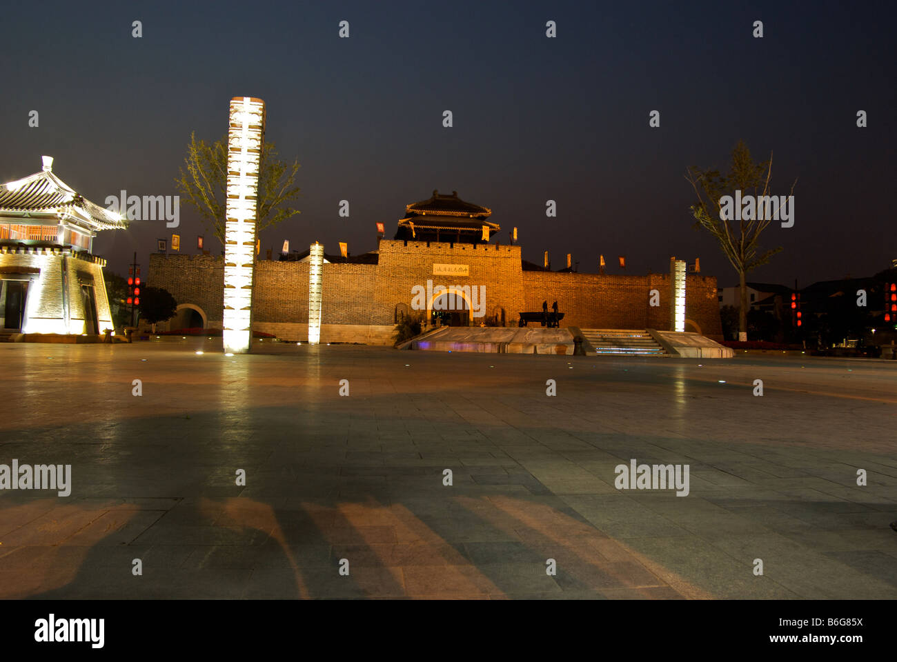 Ampie luminose Plaza di fronte all imponente fortezza di pietra e il fossato che conduce al nuovo Wujin Chi è chi Museum di notte Foto Stock