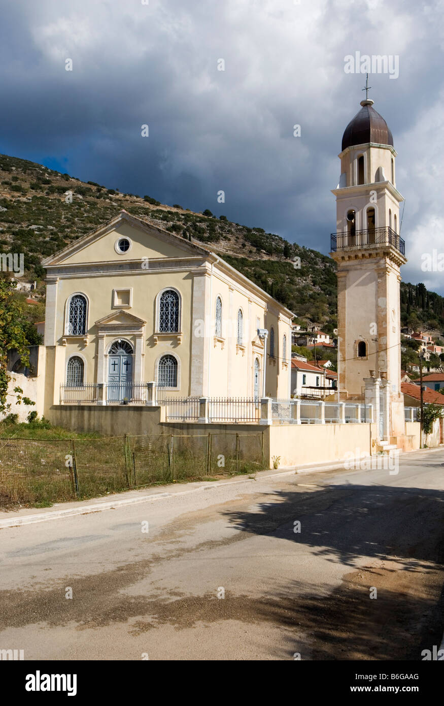 Villaggio Chiesa con torre separata, Cefalonia, Grecia, Europa Foto Stock