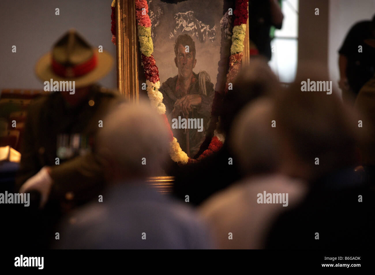 Il documento pubblico passato un dipinto di Sir Edmund Hillary come il suo scrigno si trova nello stato a Auckland, la Cattedrale di Cristo Foto Stock