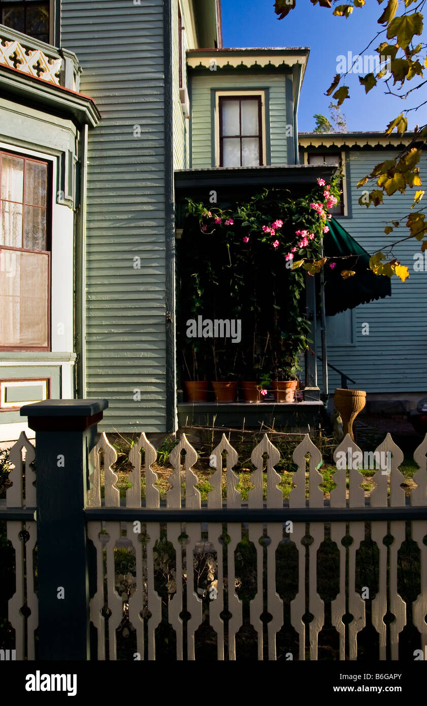 Dettaglio di un ornato casa Vittoriana, recinzione e portico con vecchio stile rose.. Foto Stock