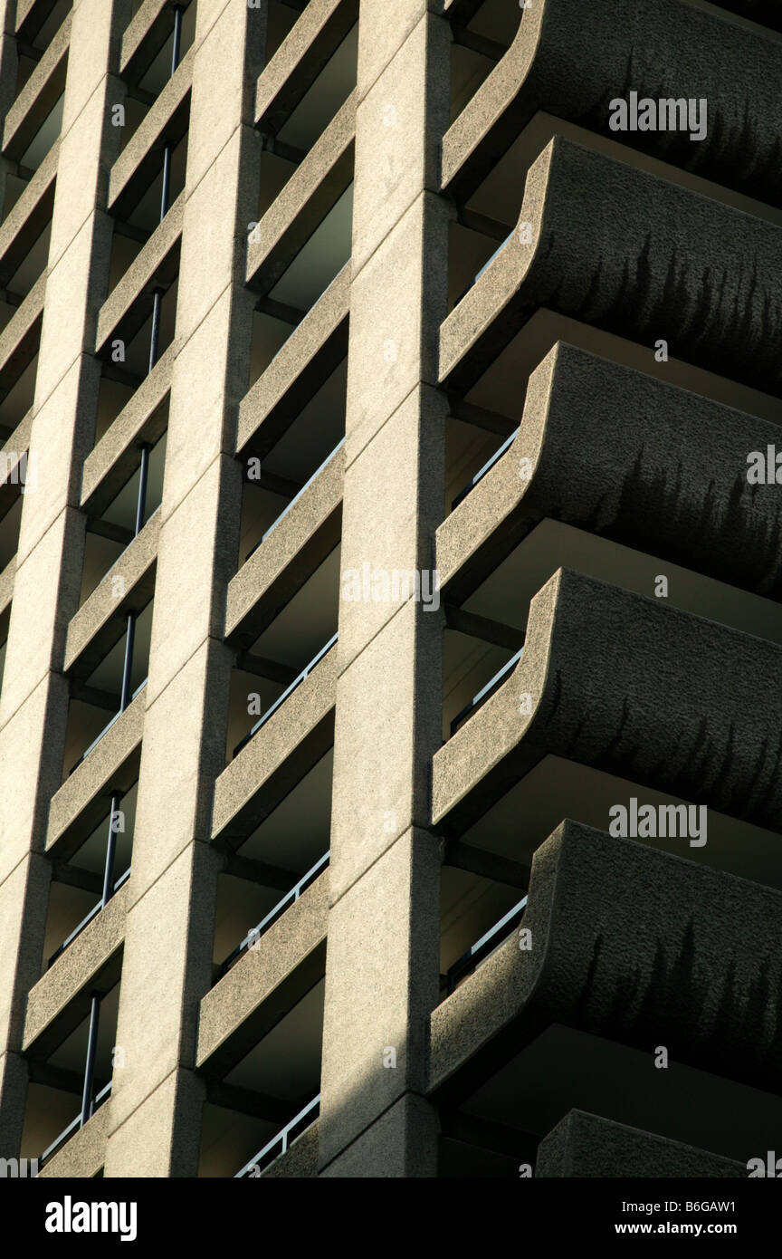 Close-up dettagli architettonici di di di di di alto-aumento torri residenziali a Barbican Station Wagon Foto Stock