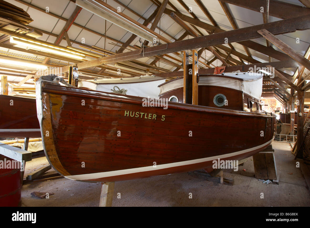 Il patrimonio tradizionale barche a vela della flotta dei cacciatori su Norfolk Broads in officina per il restauro Foto Stock