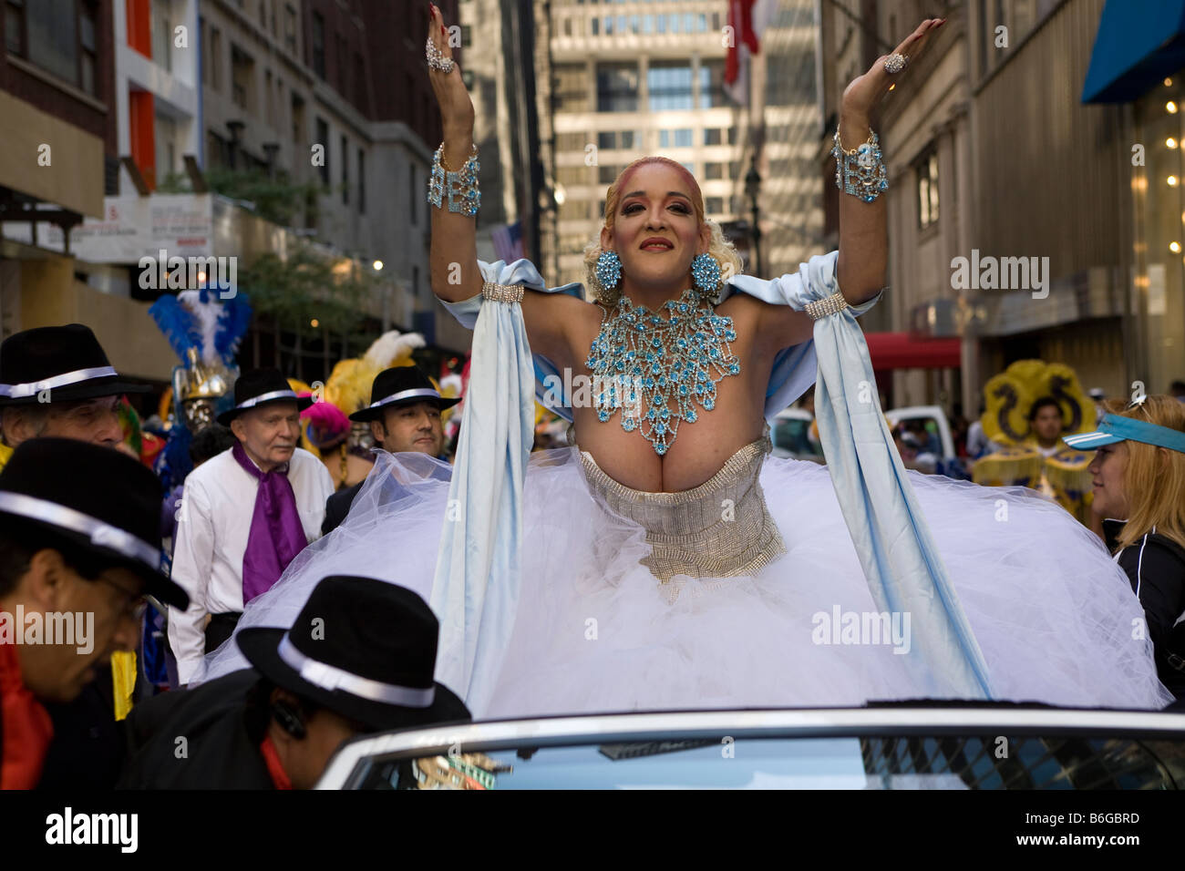 2008 Giornata Ispanica Parade sulla Quinta Avenue di New York. Evita Peron impersonator Foto Stock