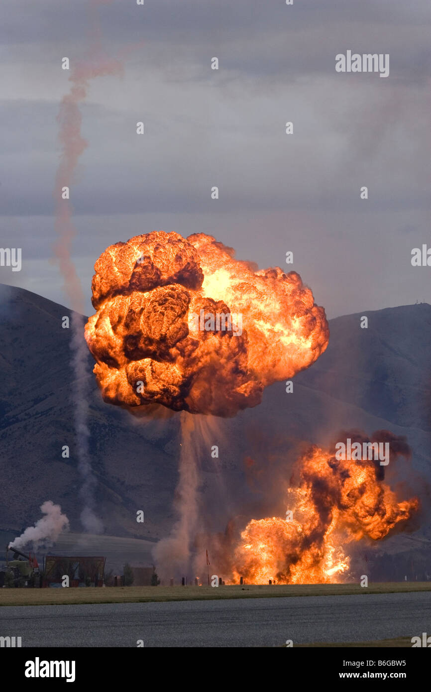 Controllate le esplosioni a Warbirds Over Wanaka Otago Airshow Isola del Sud della Nuova Zelanda Foto Stock