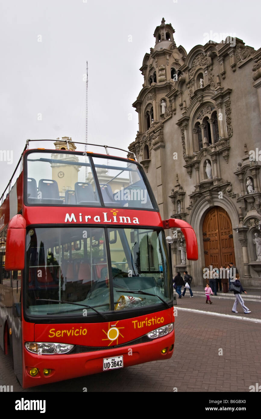 City tour bus di fronte Cattedrale di Lima Peru Foto Stock